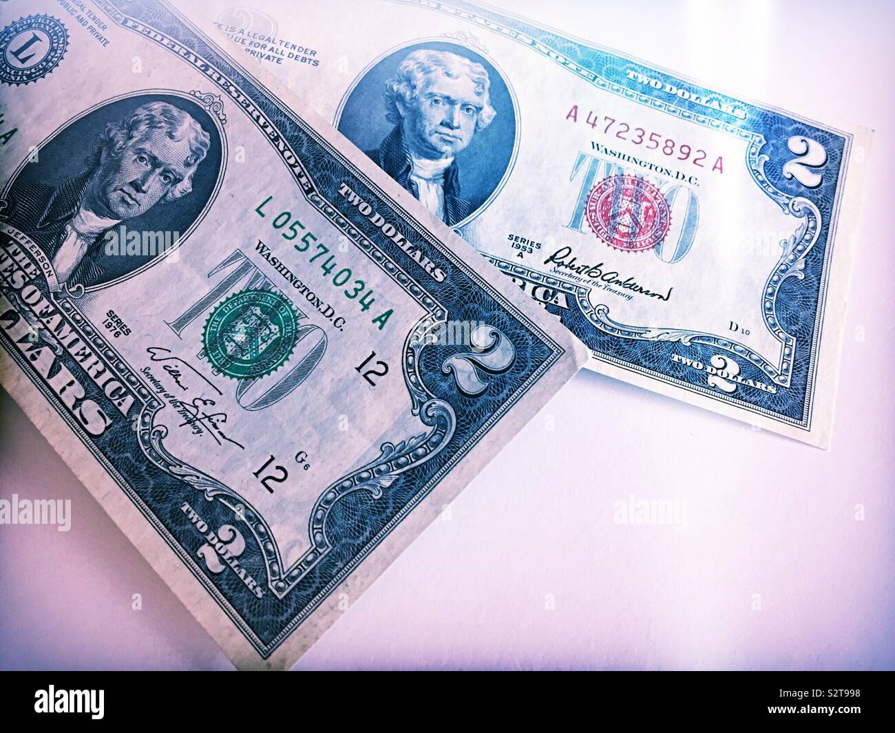 Vicino sul set di white paper di due di noi due fatture del dollaro, Stati Uniti - Immagine stock catturata con smartphone
