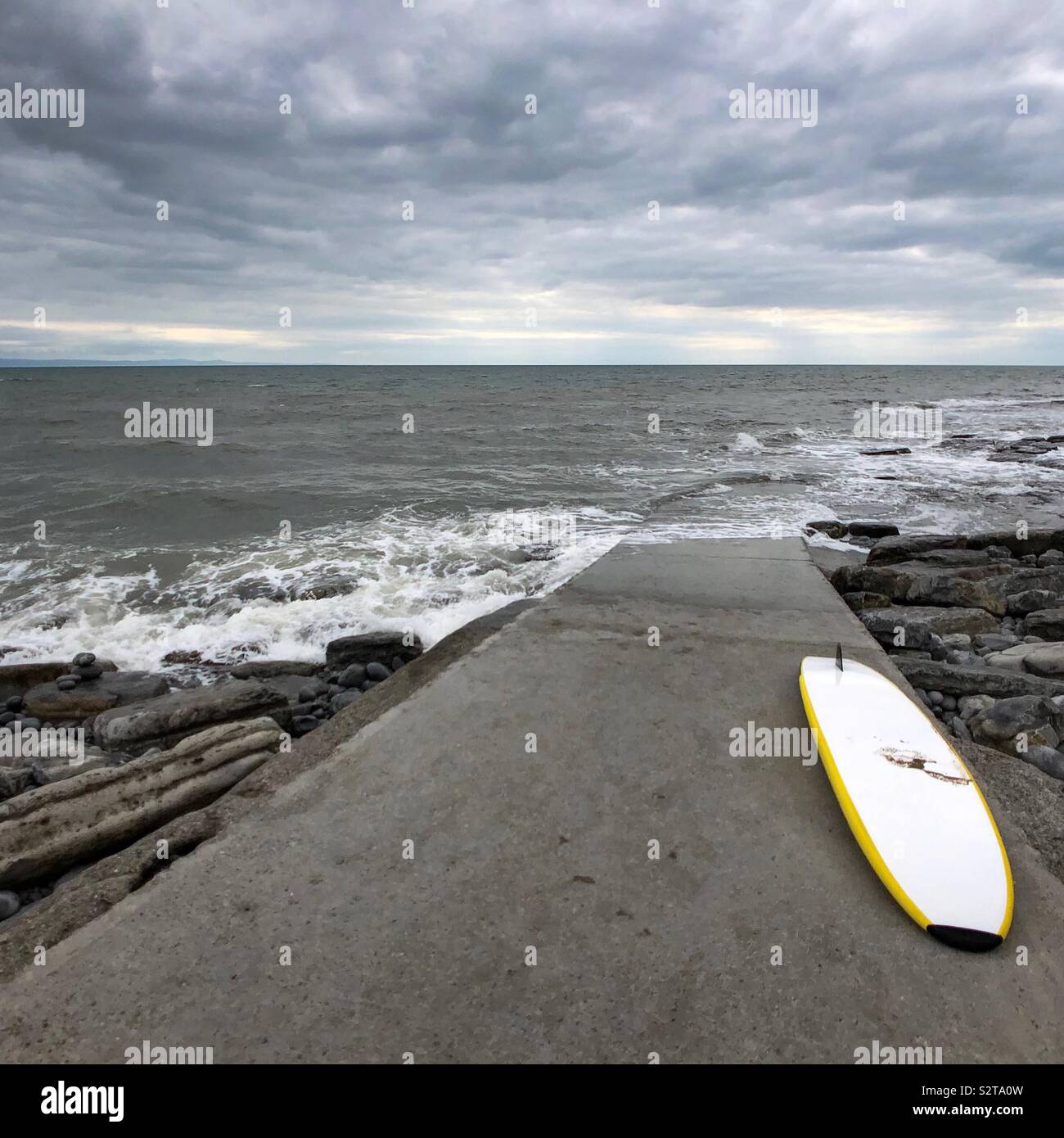 Tavola da surf al Dunraven bay. Foto Stock