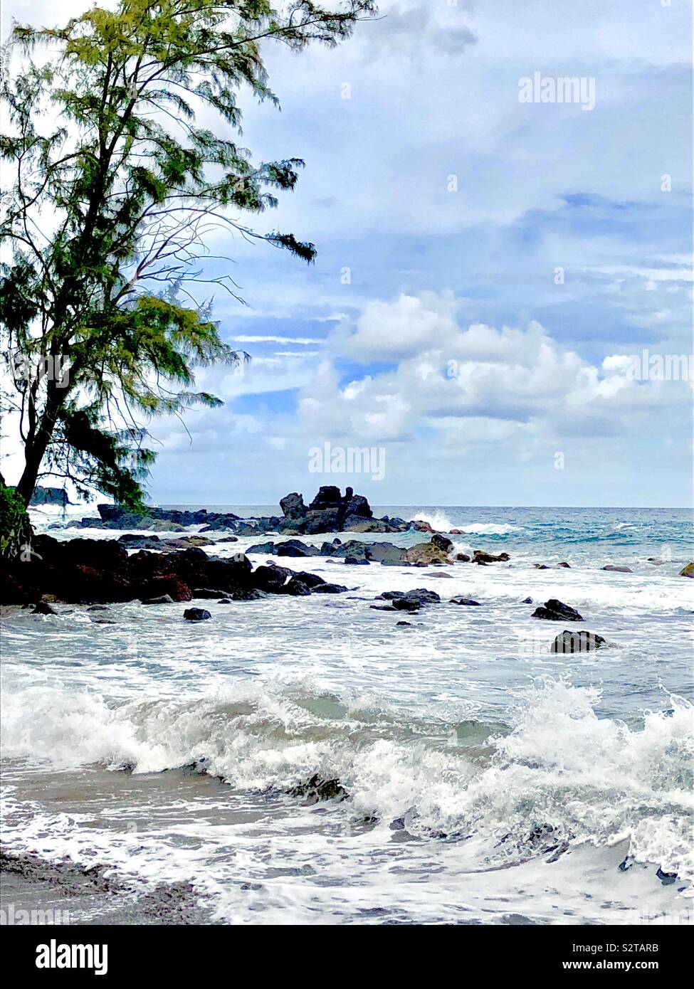 Rotolamento sul surf Koki spiaggia della Baia di Hana Hawaii Maui Foto Stock