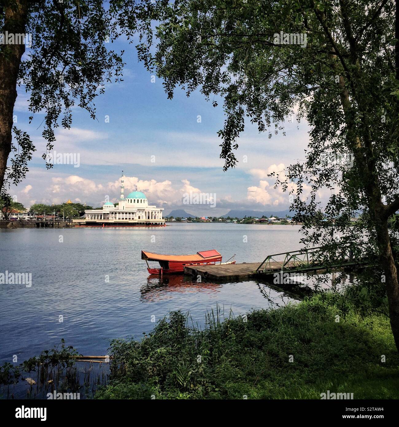 La Moschea India vista lungo il Fiume Sarawak dall'acqua taxi sbarco vicino l Assemblea Legislativa dello Stato edificio (Bangunan Dewan Undangan Negeri), Kuching, Sarawak, Malaysia - Immagine stock catturata con smartphone