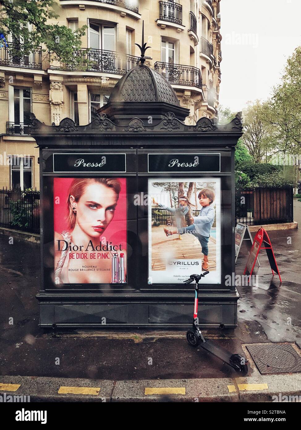 Inserzioni di moderna sul vecchio stile di visualizzazione in Parigi Foto Stock