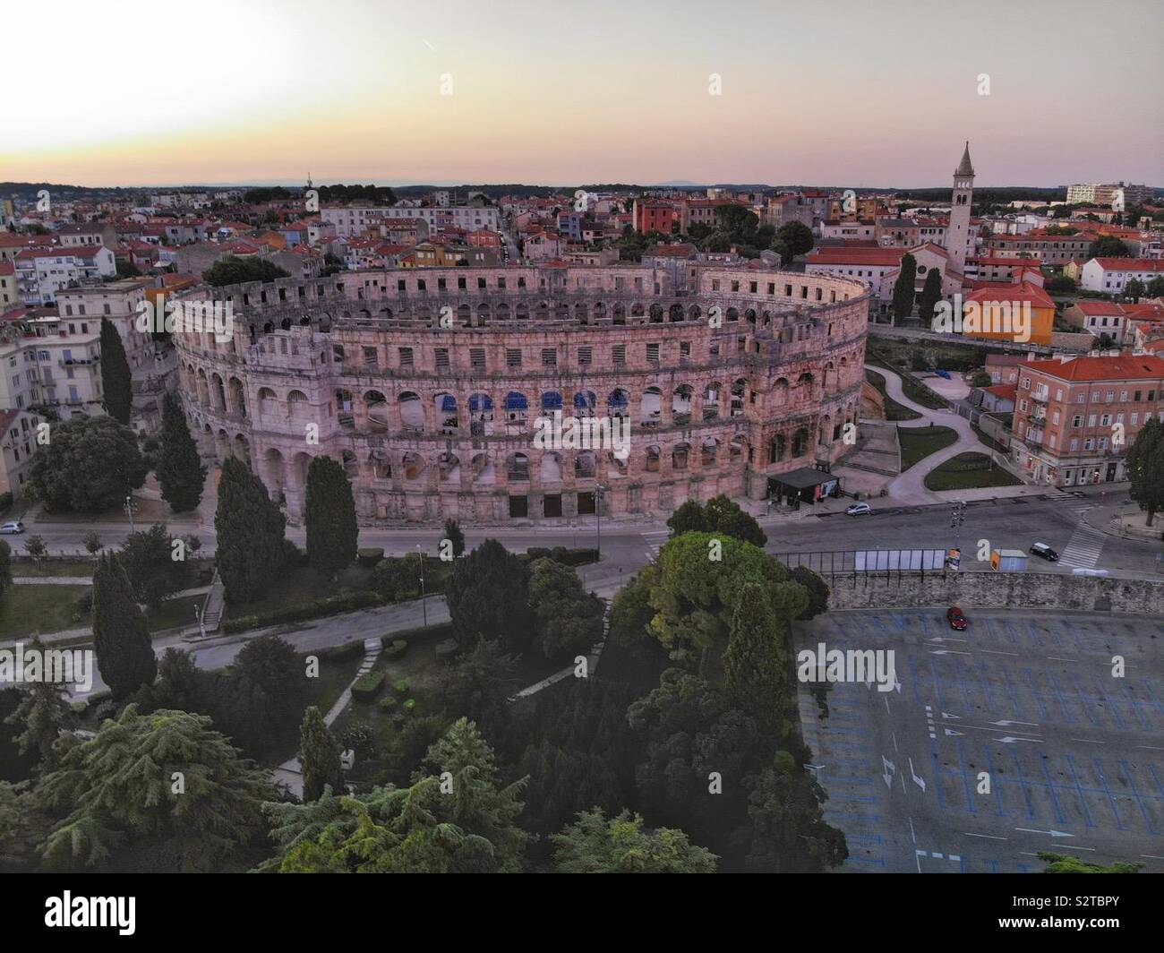 Immagine aerea del Colosseo a Pula in Croazia a sunrise. Foto Stock