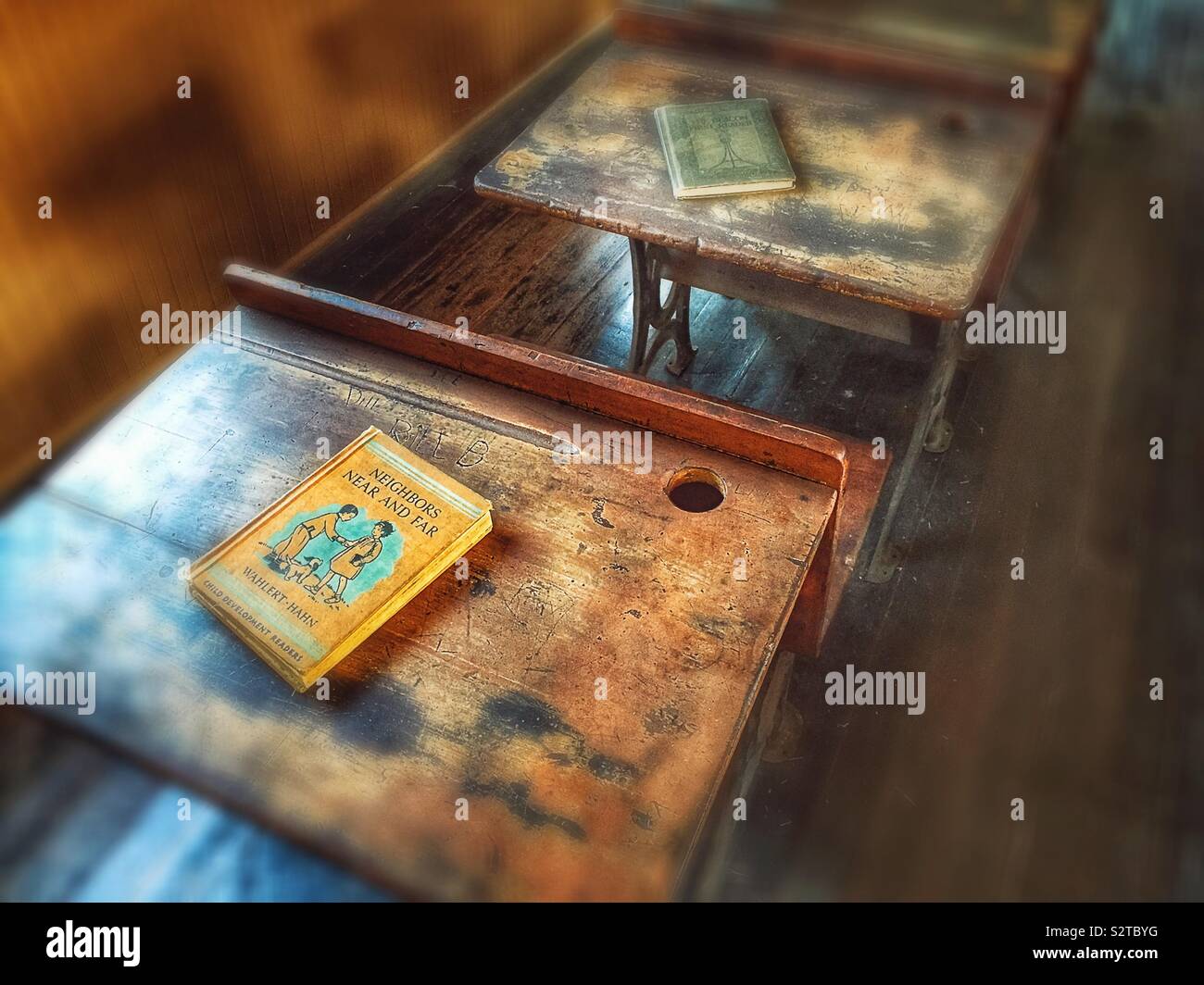 Scrivanie per studenti e libri in una vecchia scuola - Immagine stock catturata con smartphone