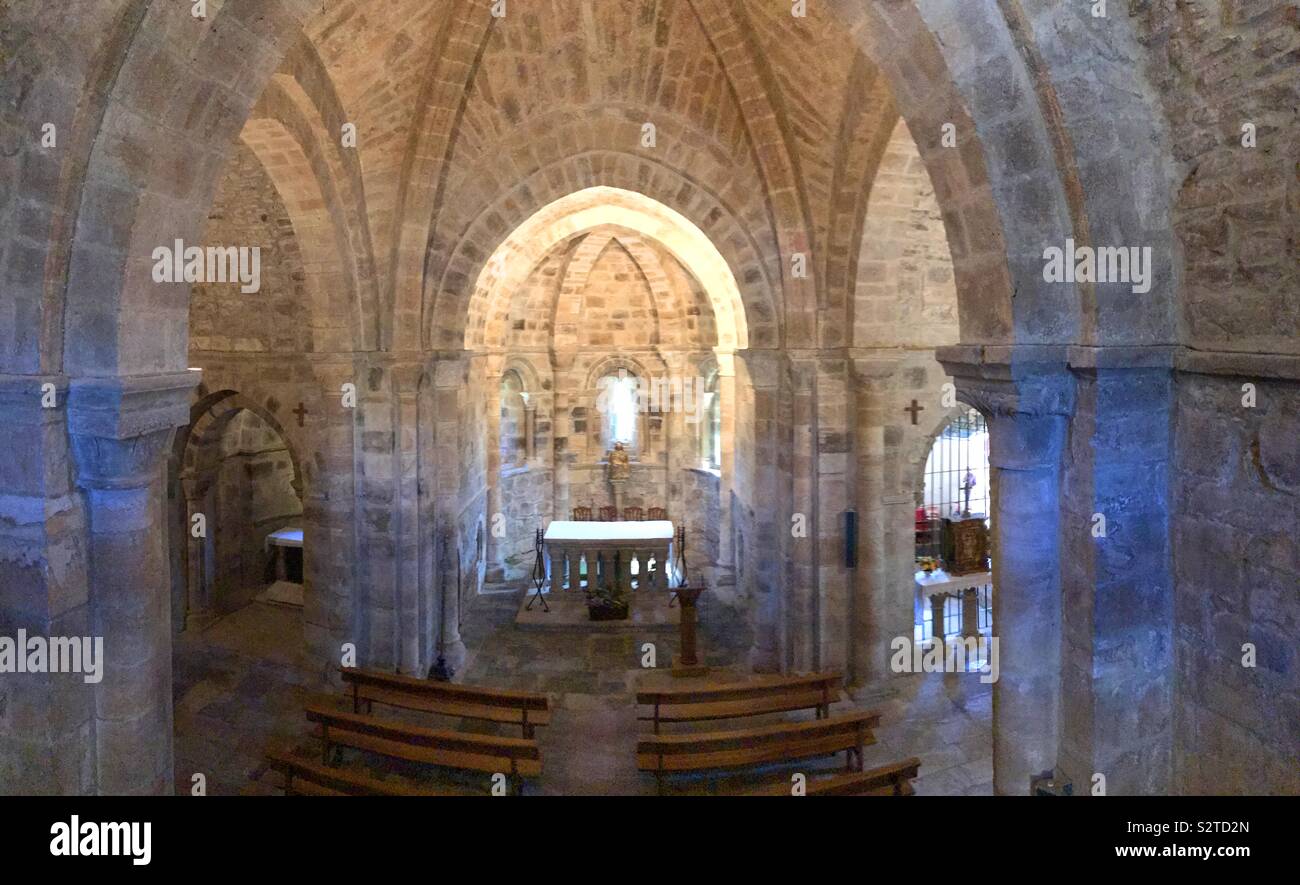 Chiesa romanica, vista interna. San Salvador de Cantamuda, provincia di Palencia, Spagna. - Immagine stock catturata con smartphone