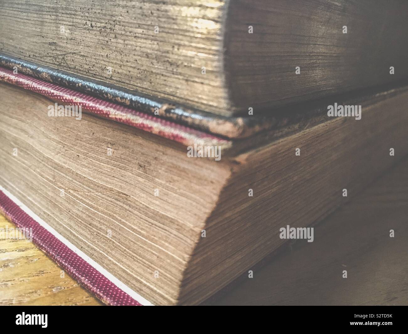Chiudere fino a due vecchi libri vintage Foto Stock