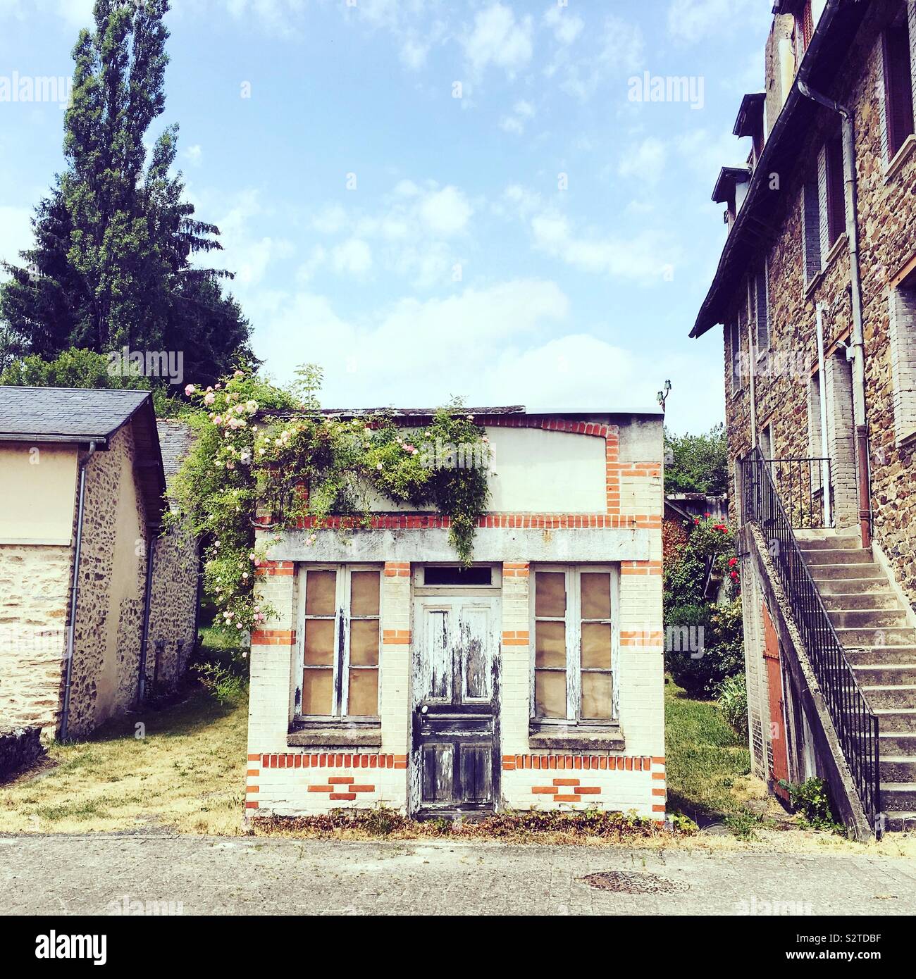 Mini casa in una piccola cittadina francese - Immagine stock catturata con smartphone