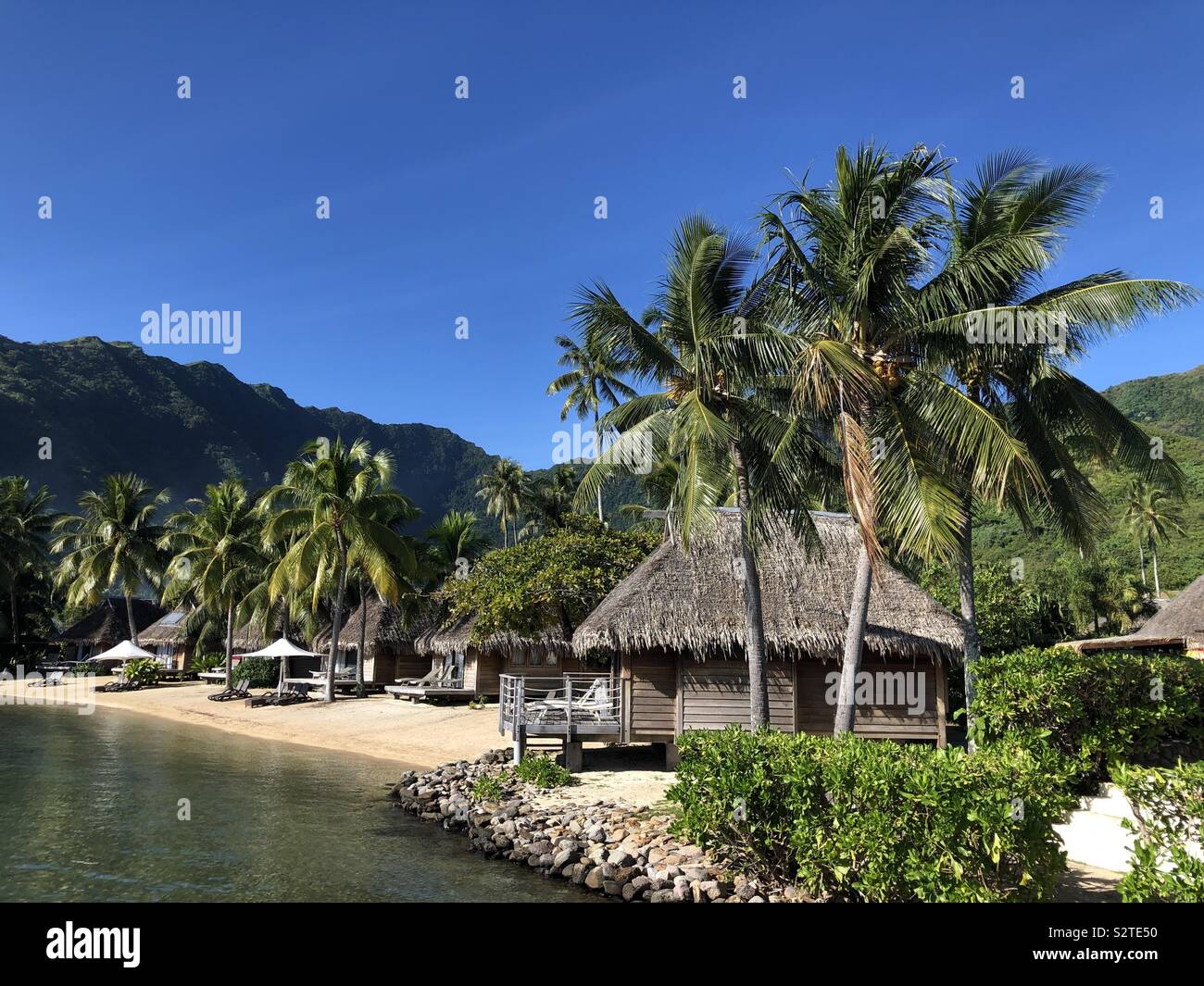 I bungalow sulla spiaggia in un resort di lusso di Moorea, Polinesia francese. Foto Stock