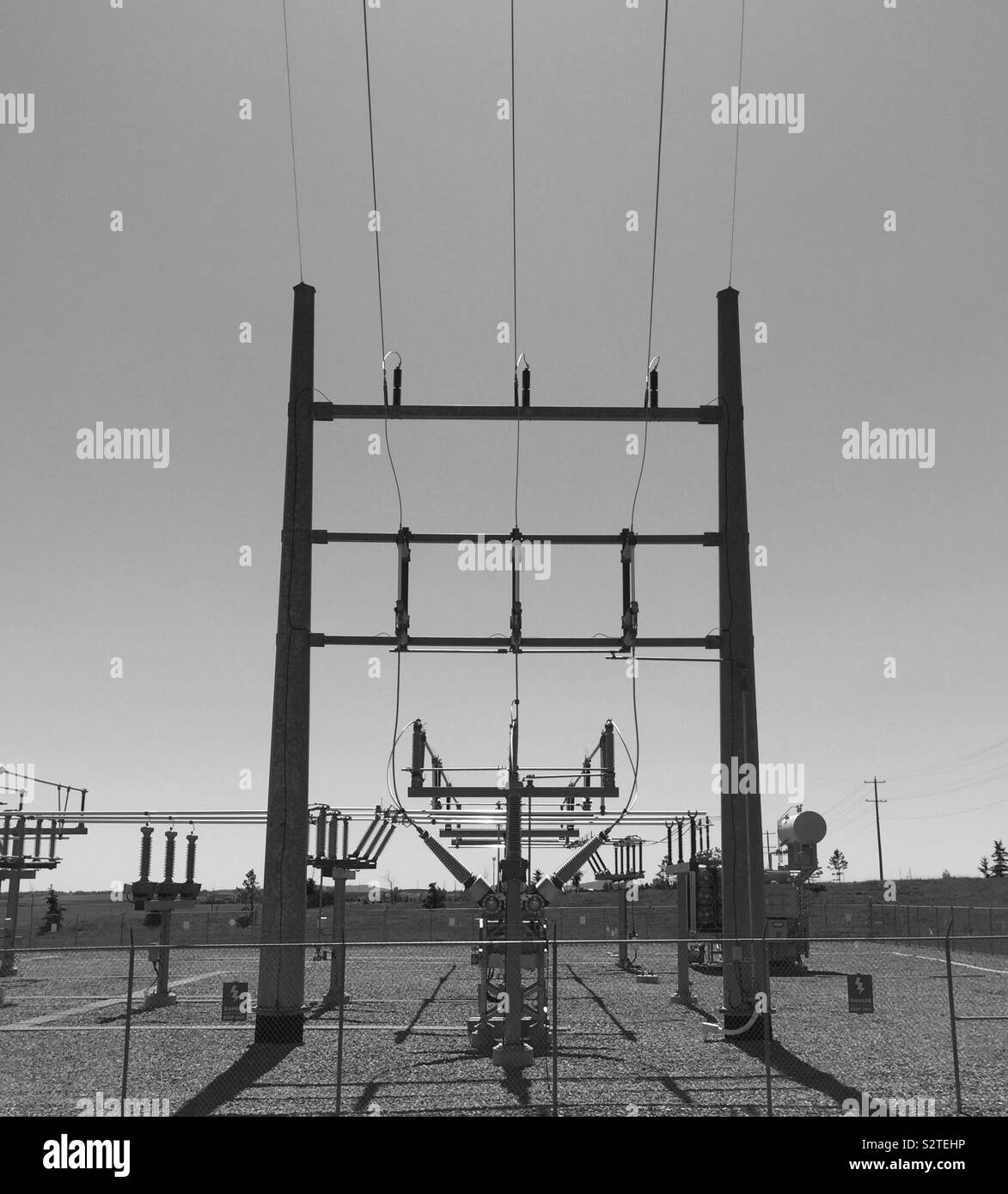 Linea di trasmissione elettrica e il trasformatore, Calgary, Alberta, Canada - Immagine stock catturata con smartphone