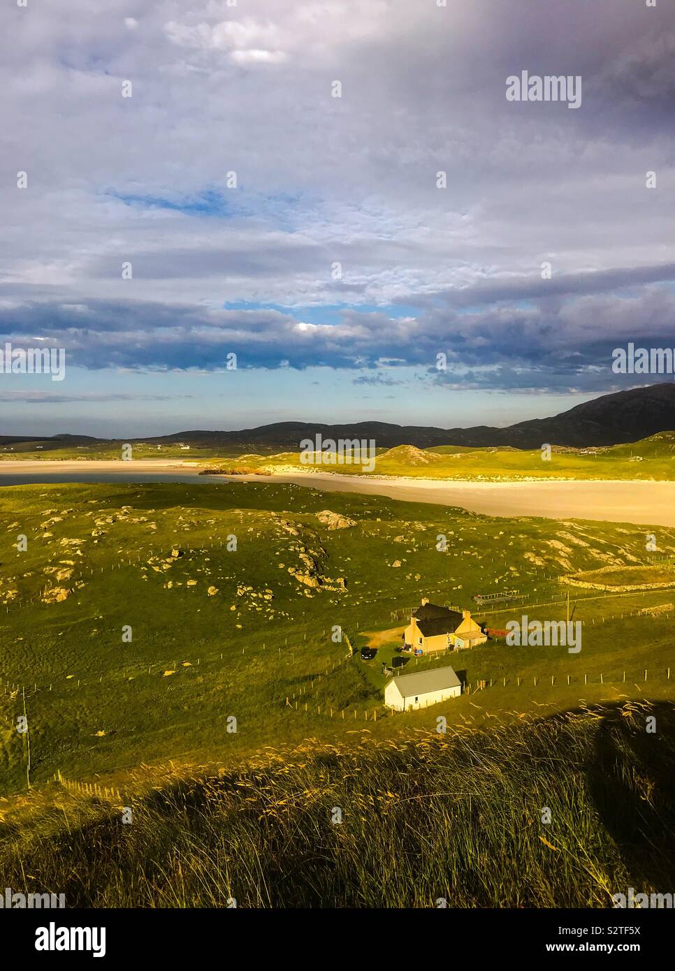 Croft house e granaio. Carnish, Uig, isola di Lewis, Ebridi Esterne. La Scozia. Regno Unito. - Immagine stock catturata con smartphone