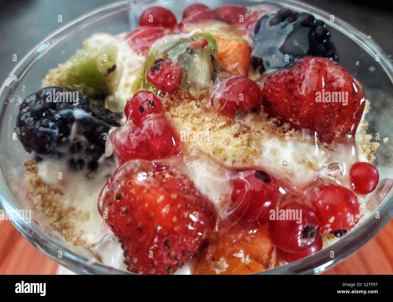 Una ciotola di deliziosi frutti di magnolia Foto Stock