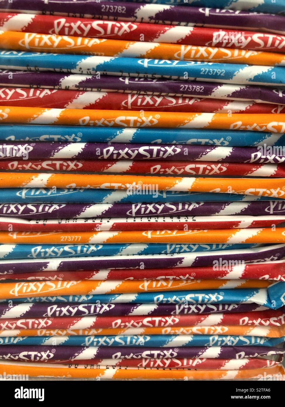 Molti Pixy bastoni candy allineate in una fila Foto Stock
