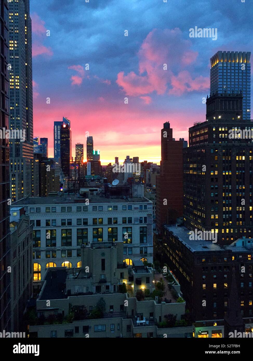 Un colorato tramonto su Midtown Manhattan, New York, Stati Uniti d'America Foto Stock