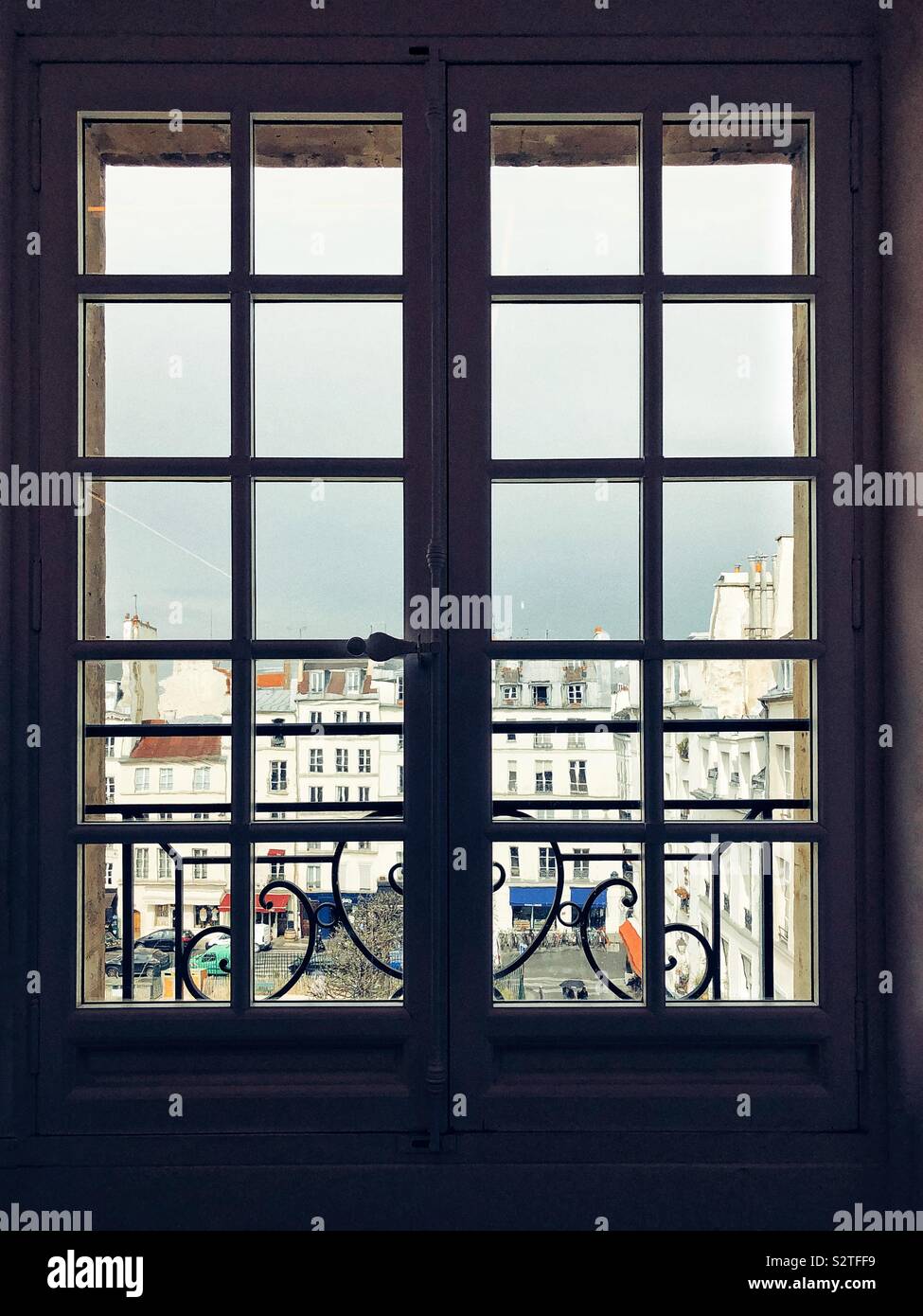 Vecchia Parigi vista attraverso le porte alla francese Foto Stock