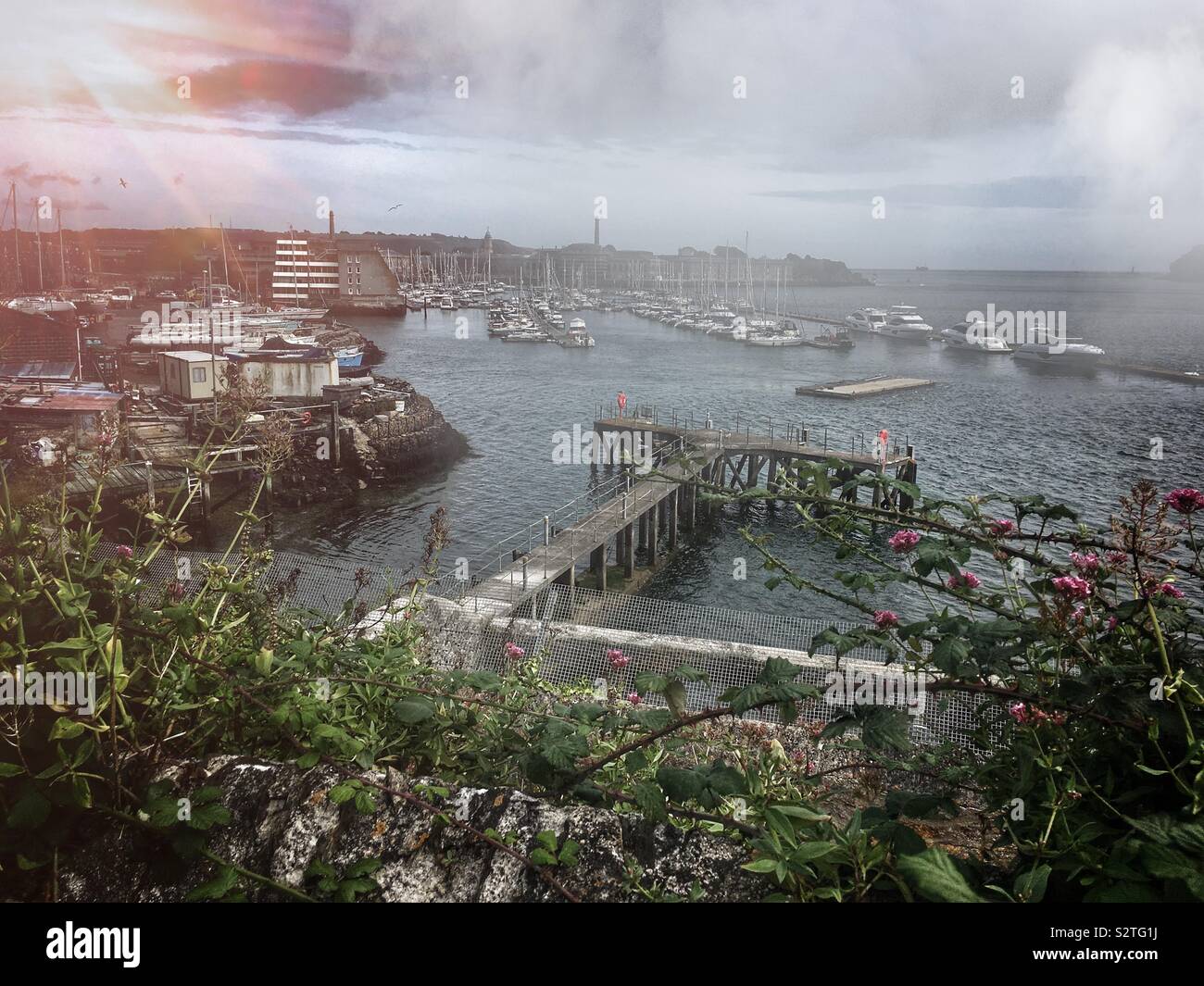 Affacciato su barche e il Royal William Yard in Plymouth Foto Stock