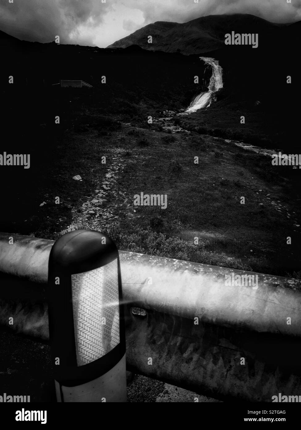 Immagine in bianco e nero del fiume con un paesaggio selvaggio da autostrada, Isola di Skye, Ebridi Interne, Scozia Foto Stock