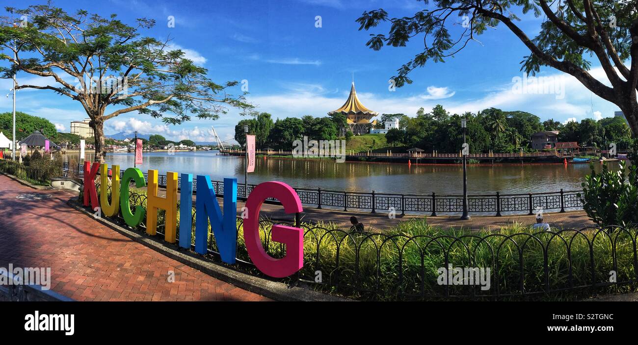 Il Waterfront precinct, sulla riva sud del fiume Sarawak e l Assemblea Legislativa dello Stato edificio (Bangunan Dewan Undangan Negeri), Kuching, Sarawak, Malaysia - Immagine stock catturata con smartphone