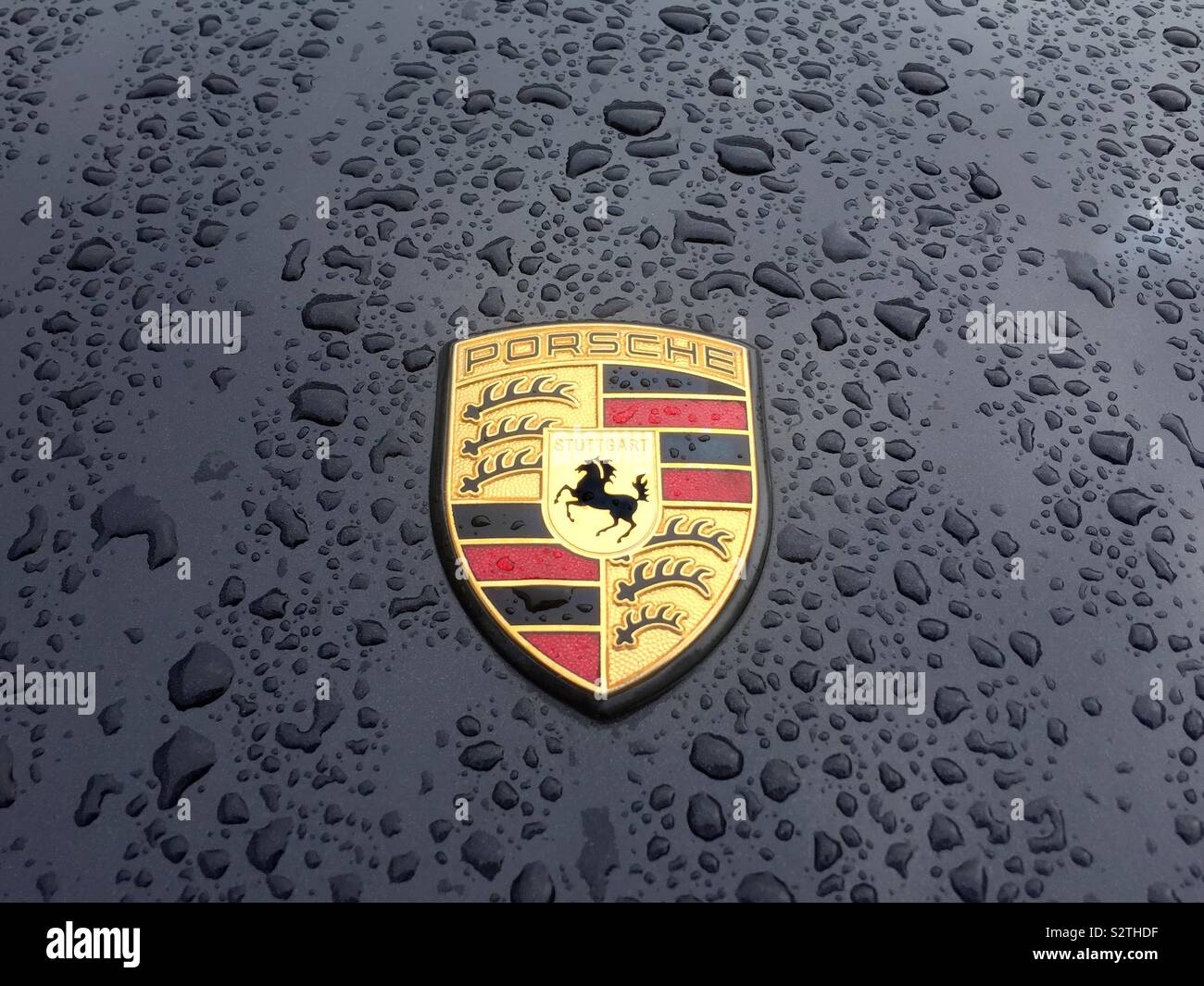 Porsche auto badge - Immagine stock catturata con smartphone