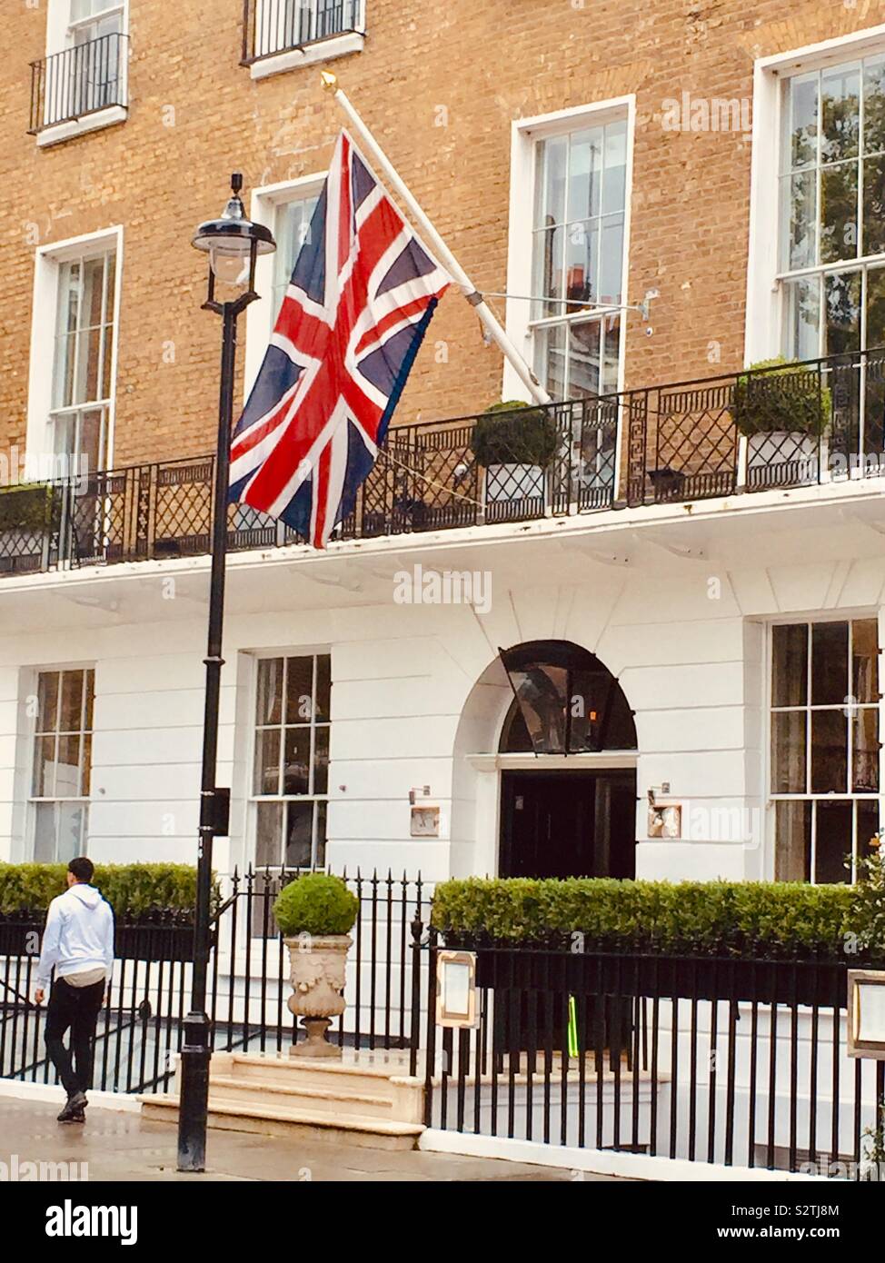 L'Union Jack vola sopra un hotel nel centro di Londra, Regno Unito - Immagine stock catturata con smartphone