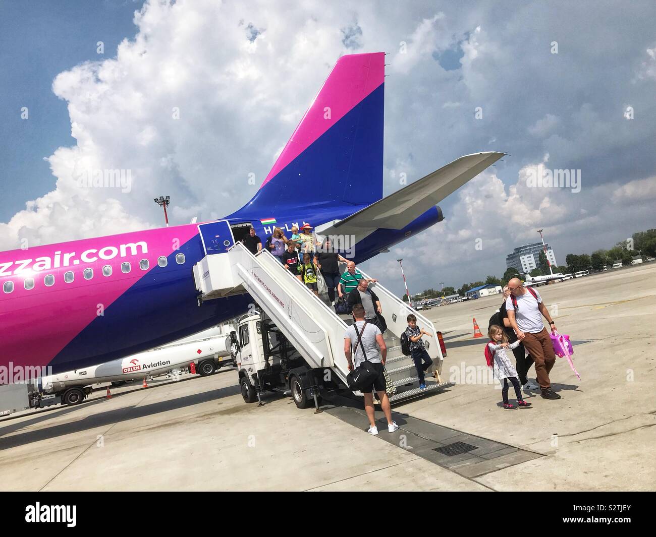 I passeggeri sbarcati da un Wizzair Airbus A320 all'arrivo in una soleggiata Varsavia POLONIA Foto Stock