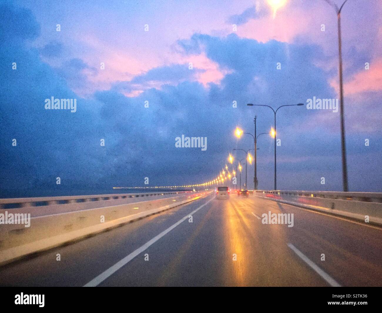 Attraversando il Sultan Abdul Halim Muadzam Shah ponte dalla terraferma all'isola di Penang al crepuscolo, Malaysia - Immagine stock catturata con smartphone