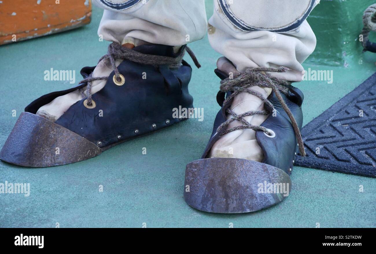 Metallo pesante allacciato su soprascarpe di un subacqueo in spugna Foto Stock