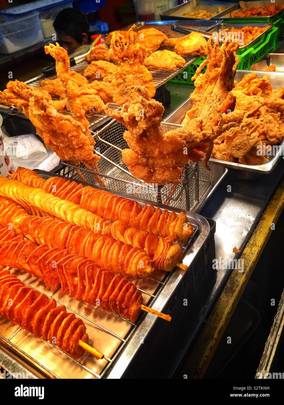 Un assortimento di Indiano-stile alimenti fritti in vendita, Jalan Alor notte mercato alimentare, Kuala Lumpur, Malesia Foto Stock