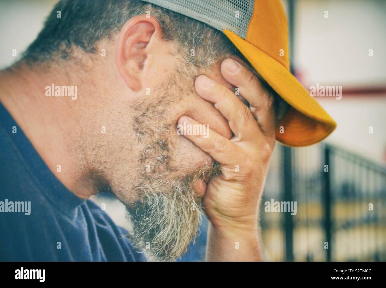 Non di nuovo, l'uomo con la sua mano che copre il volto con la sua testa in basso Foto Stock