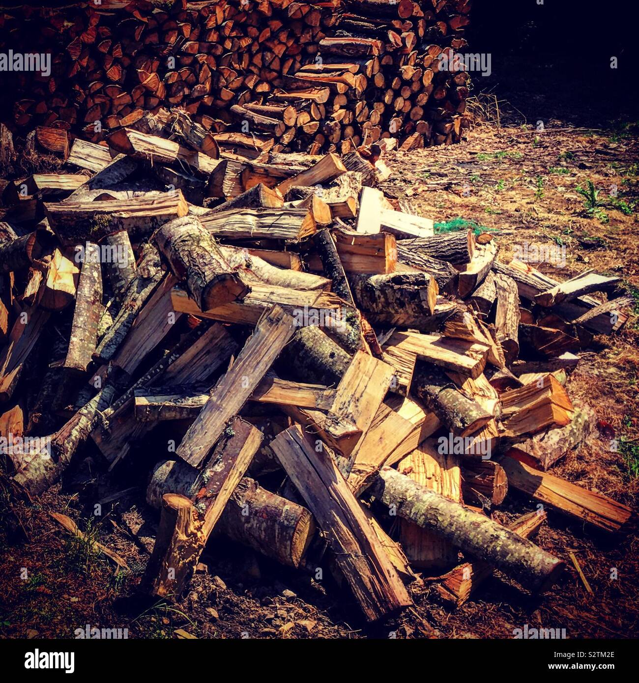 Woodlogs sono pronti il fuoco del camino per l'inverno - Immagine stock catturata con smartphone