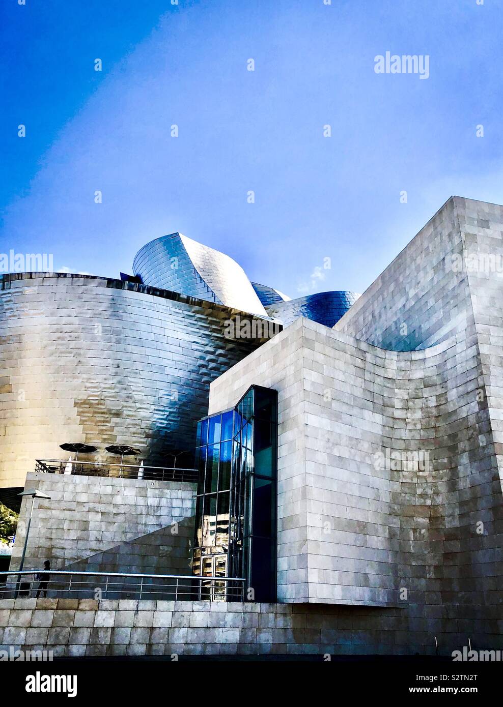 Il Museo Guggenheim Bilbao. Progettato da architetto Frank Gehry. Contemporanea architettura moderna. Foto Stock