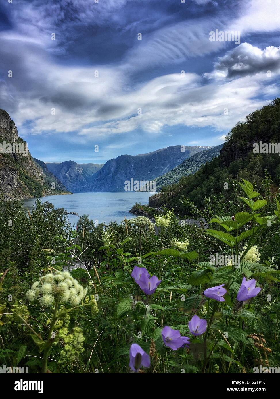 Un lago di montagna vicino a Flåm Norvegia Foto Stock