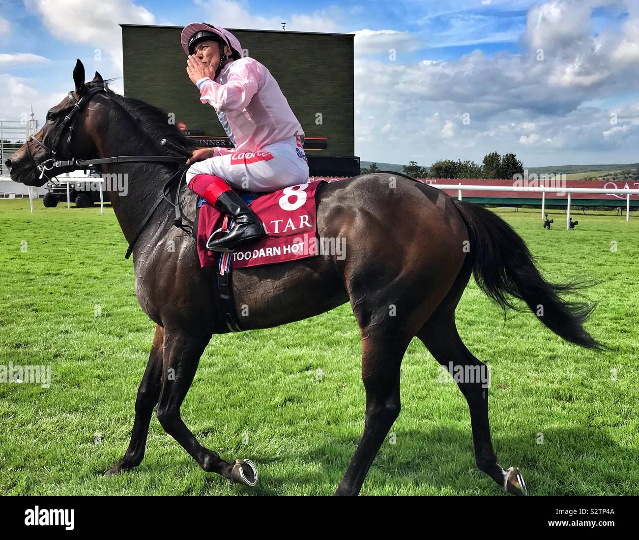Troppo caldo Darn cavalcato da Frankie Dettori dopo aver vinto il Goodwood Sussex Stakes 2019 - Immagine stock catturata con smartphone
