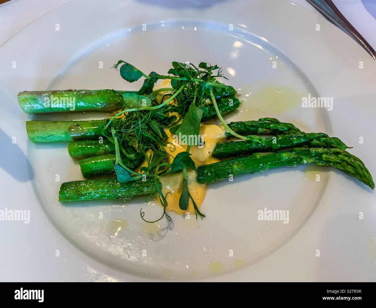 Inglese asparagi con salsa hollendaise a Rick Steins ristorante di frutti di mare a Padstow Cornwall Foto Stock