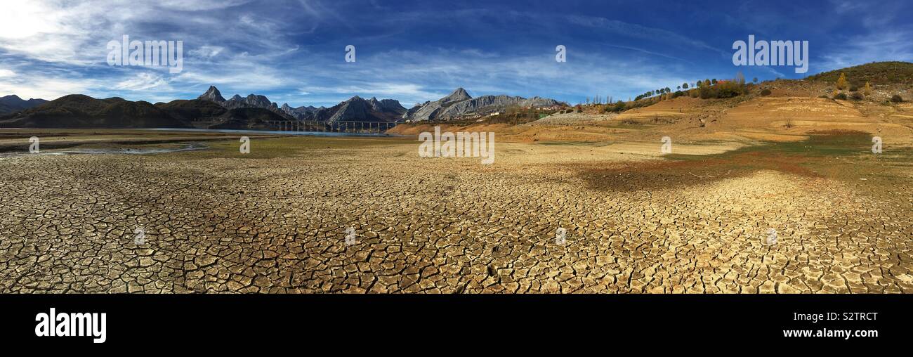 La siccità e la mancanza di acqua a causa di cambiamenti climatici a lago del serbatoio a Riaño, Cantabrici, Castilla y León, Spagna settentrionale Foto Stock