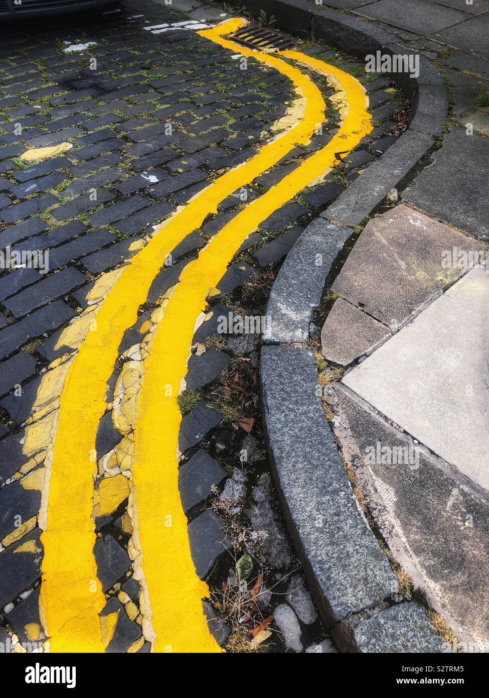 Doppie linee di colore giallo - Immagine stock catturata con smartphone