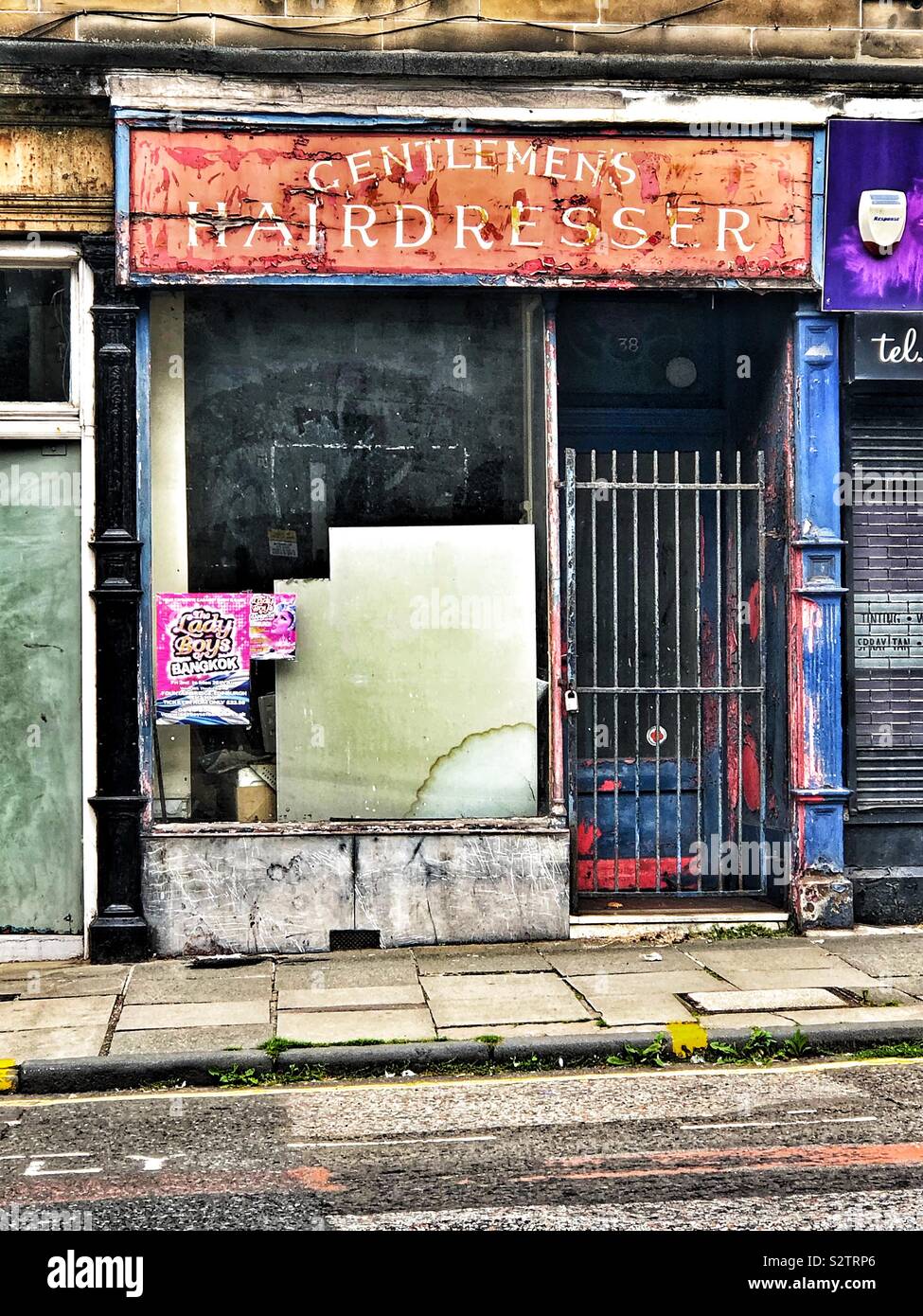 Colleghi il parrucchiere imbarcato fino Foto Stock