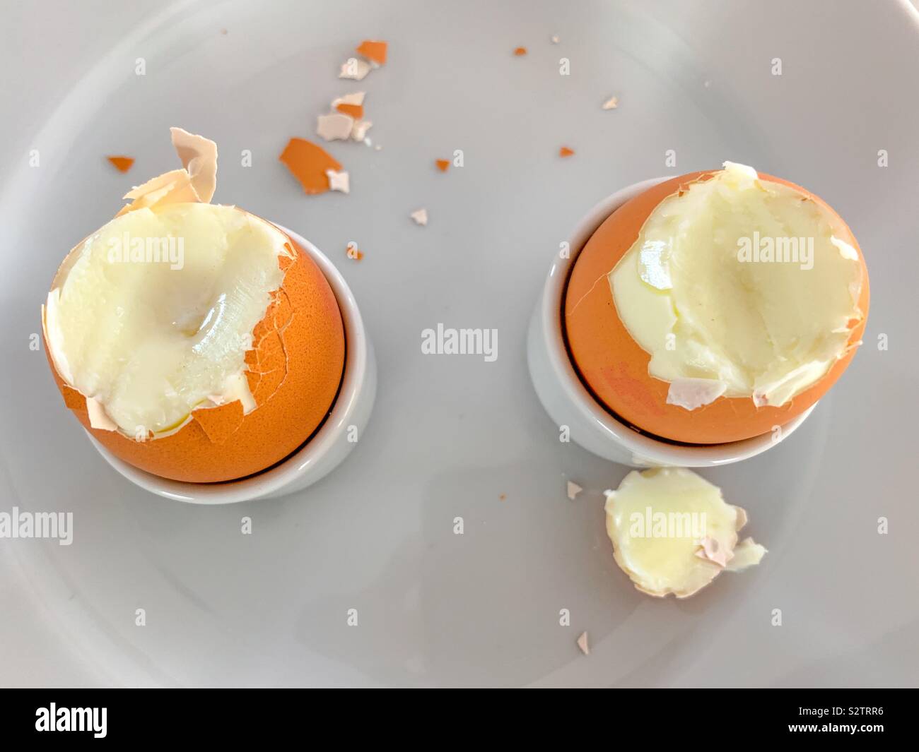 Due uova sode con cime off Foto Stock