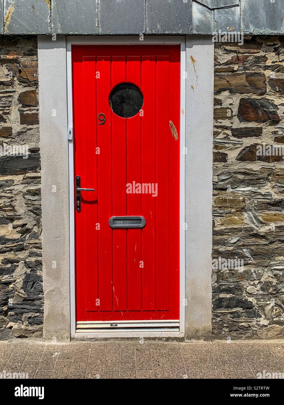 Numero 9 porta rossa a Padstow Cornwall Foto Stock