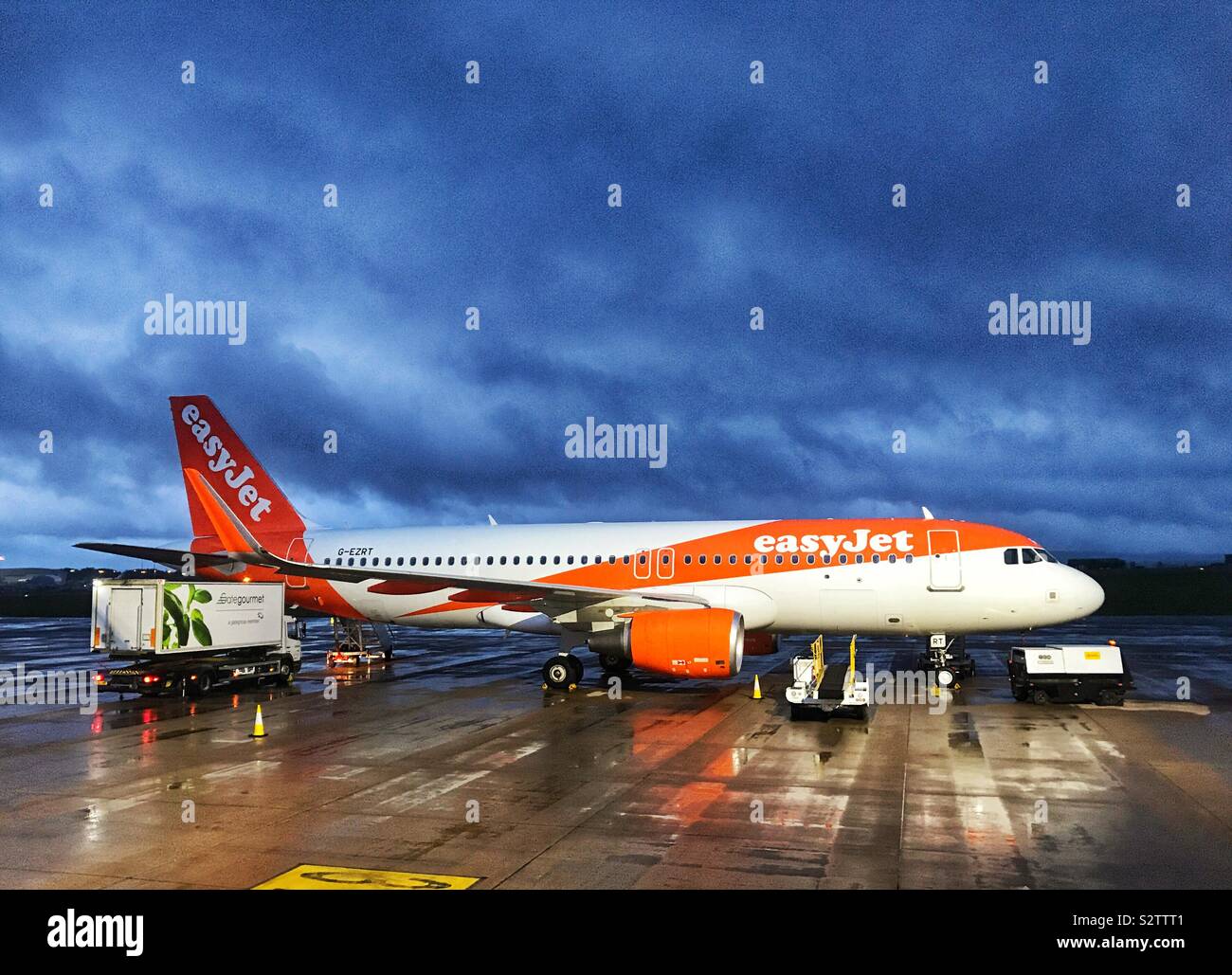 EasyJet Airbus piano in un giorno di pioggia prima di una partenza al mattino presto Foto Stock