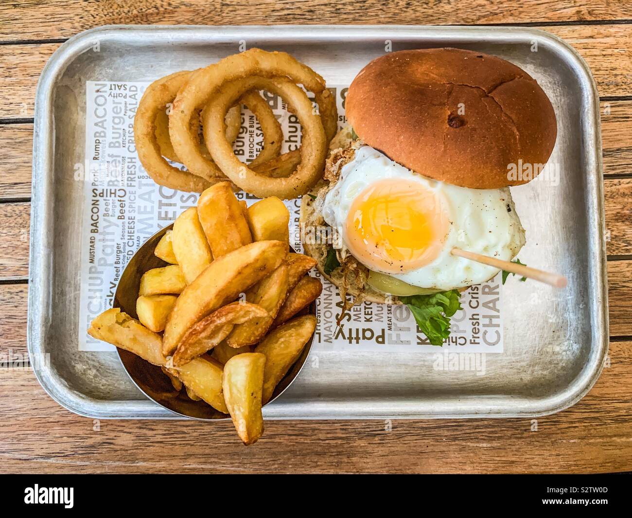 Formaggio hamburger con uova fritte e anelli di cipolla Foto Stock