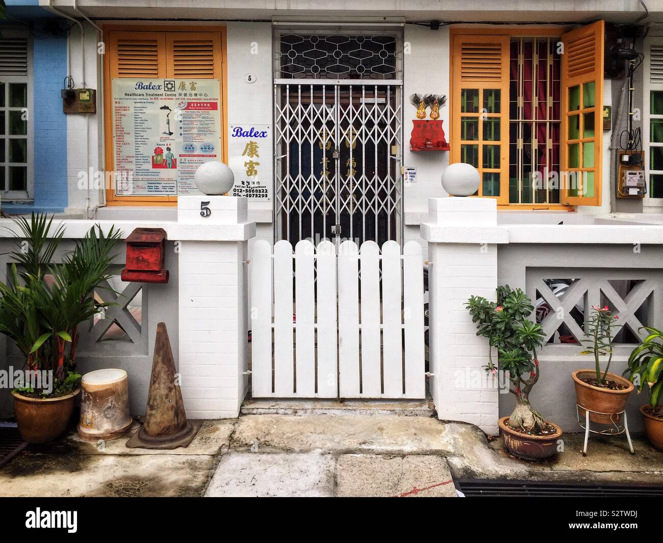 Entrata in una terrazza restaurata casa, ora utilizzato come un centro benessere, George Town, Penang, Malaysia Foto Stock