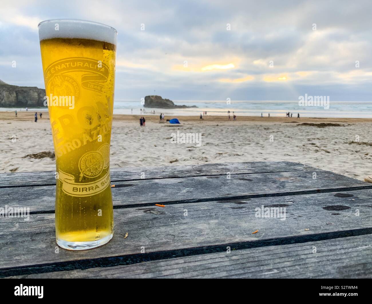 La pinta di ghiaccio birra fredda sul banco di prova che si affacciano sulla spiaggia in Cornovaglia Foto Stock
