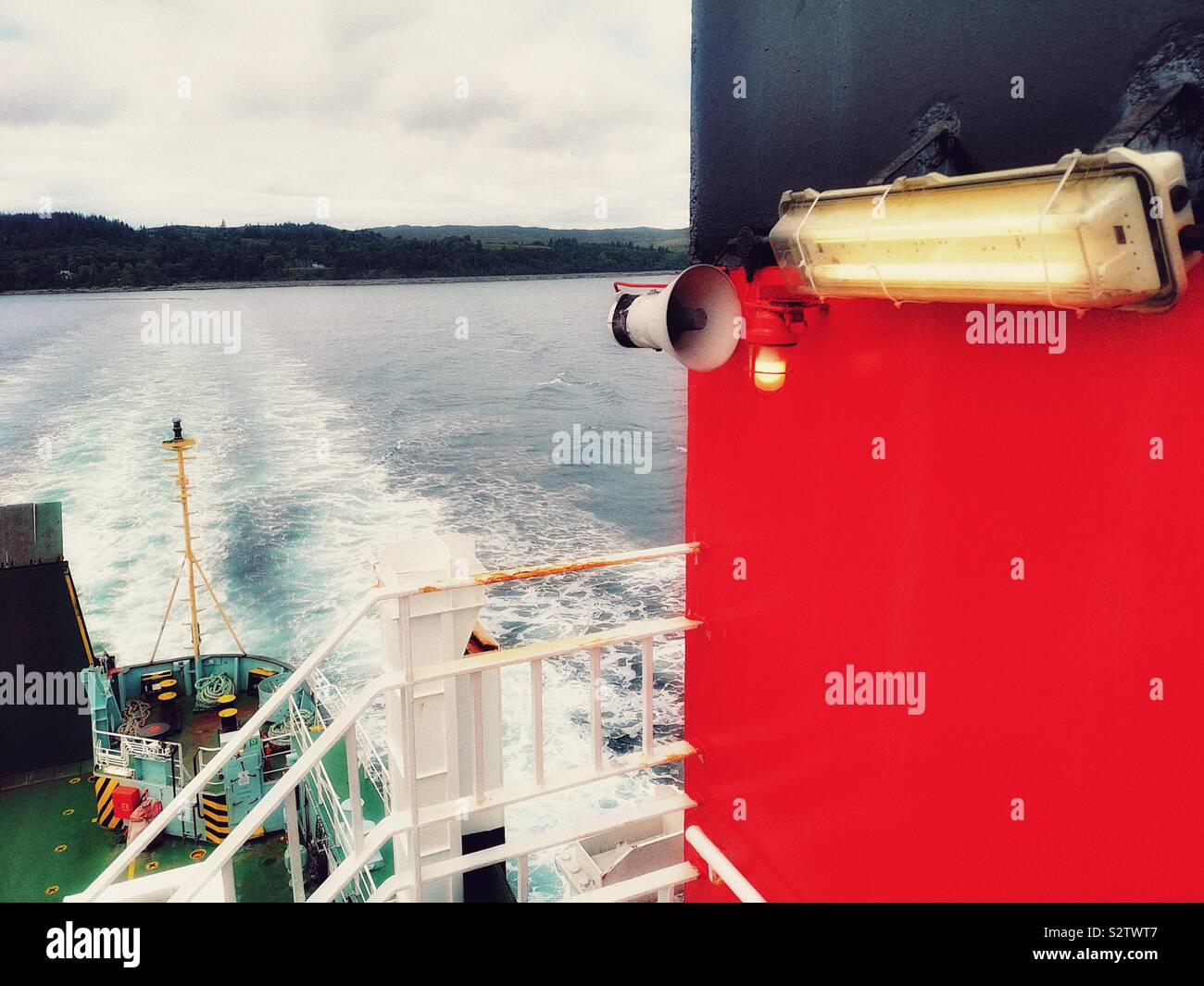 Luce rossa sul traghetto imbuto durante il giorno viaggio in traghetto da Armadale a Skye a Mallaig sulla terraferma scozzese - Immagine stock catturata con smartphone