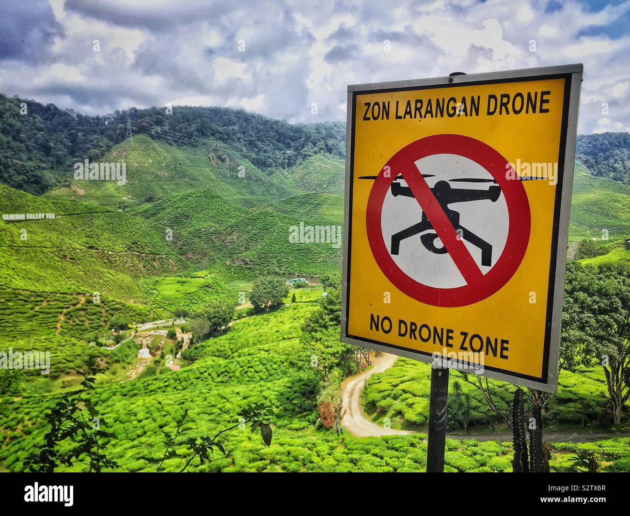 Un segno che vieta drone fotografia presso la Bharat Tea Factory, vicino Tanah Rata, Cameron Highlands, Malaysia - Immagine stock catturata con smartphone