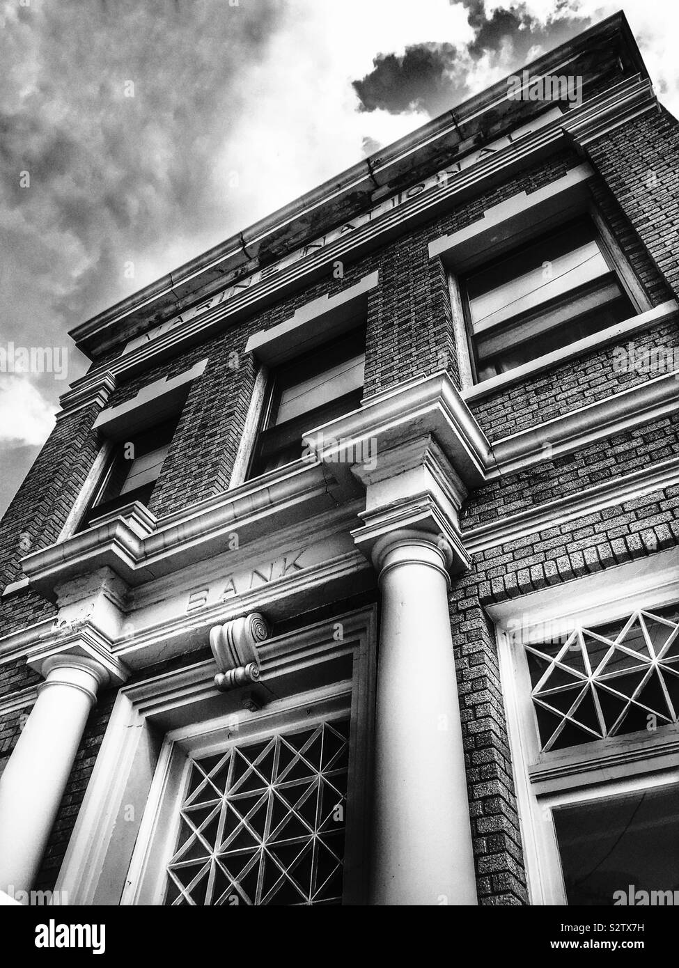 Old Marine National edificio in bianco e nero - Immagine stock catturata con smartphone