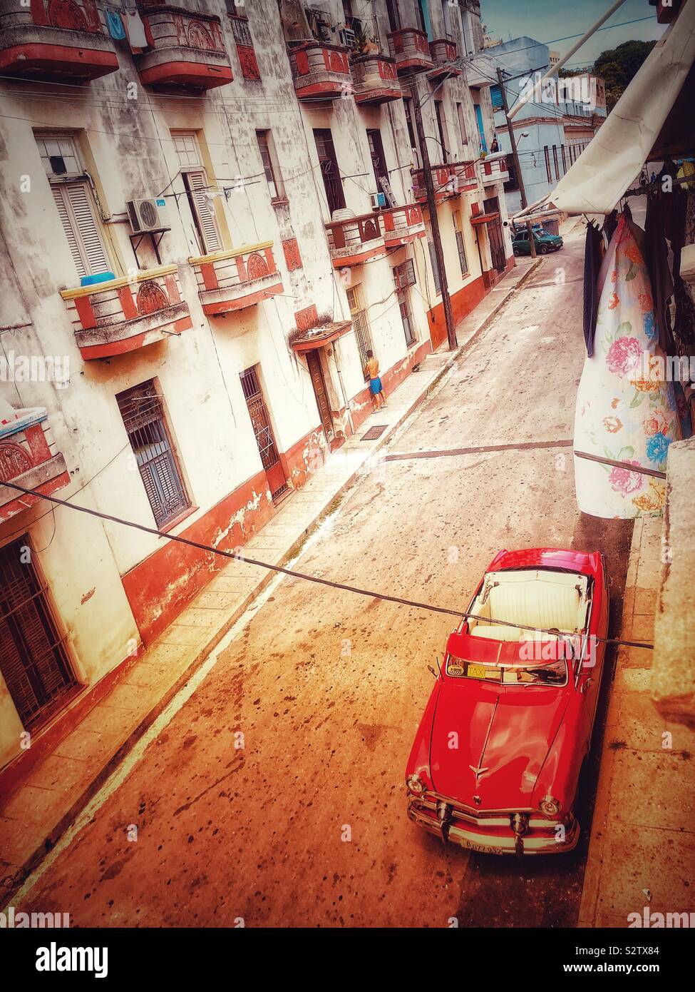 Guardando verso il basso su un rosso classico auto a l'Avana, Cuba. Foto Stock