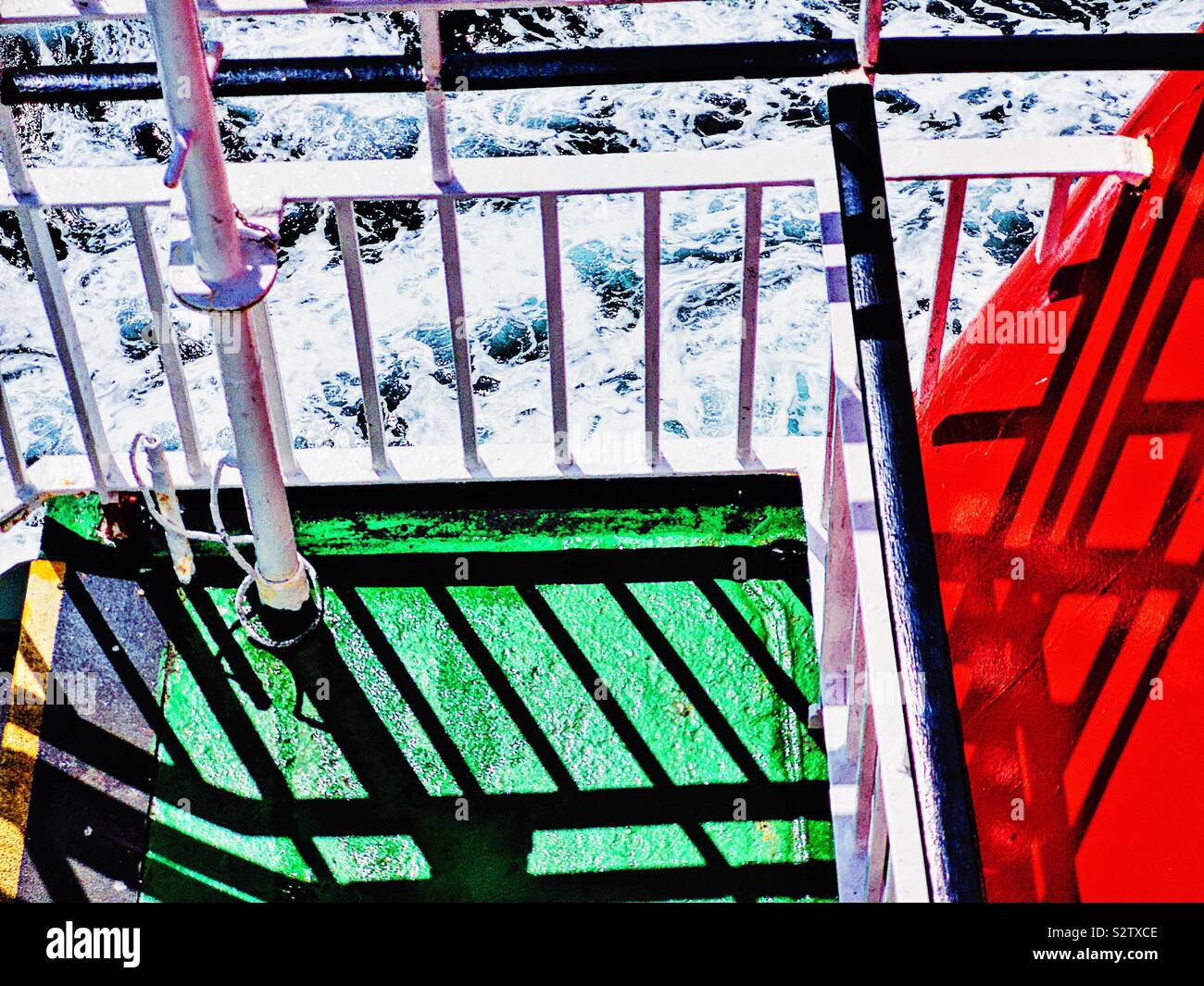 Ombre di ringhiere sulla passerella colorata del traghetto in movimento - Immagine stock catturata con smartphone