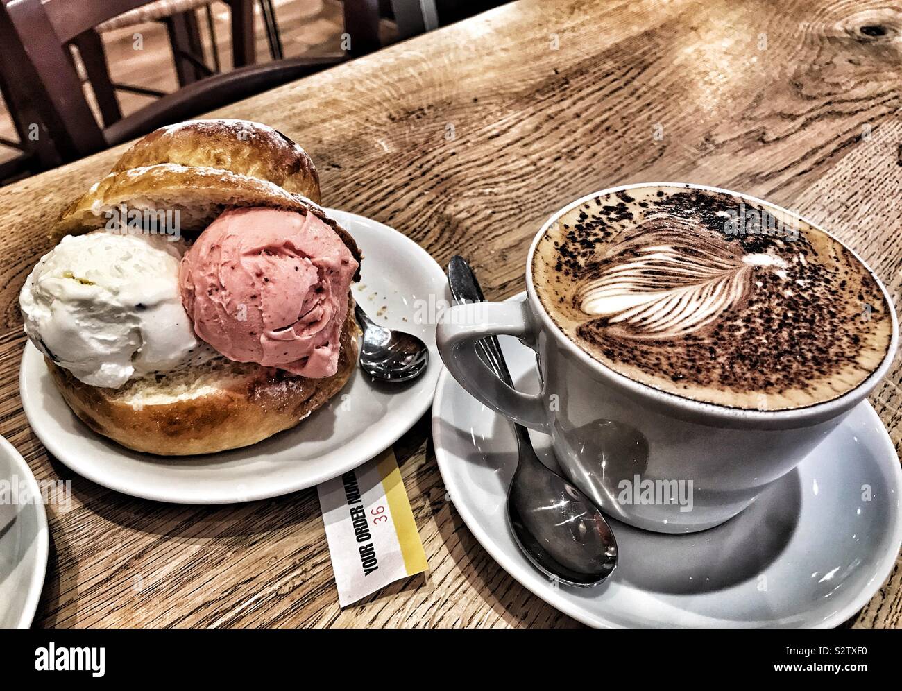 Cappuccino con lamine e Brioche con Gelato Foto Stock