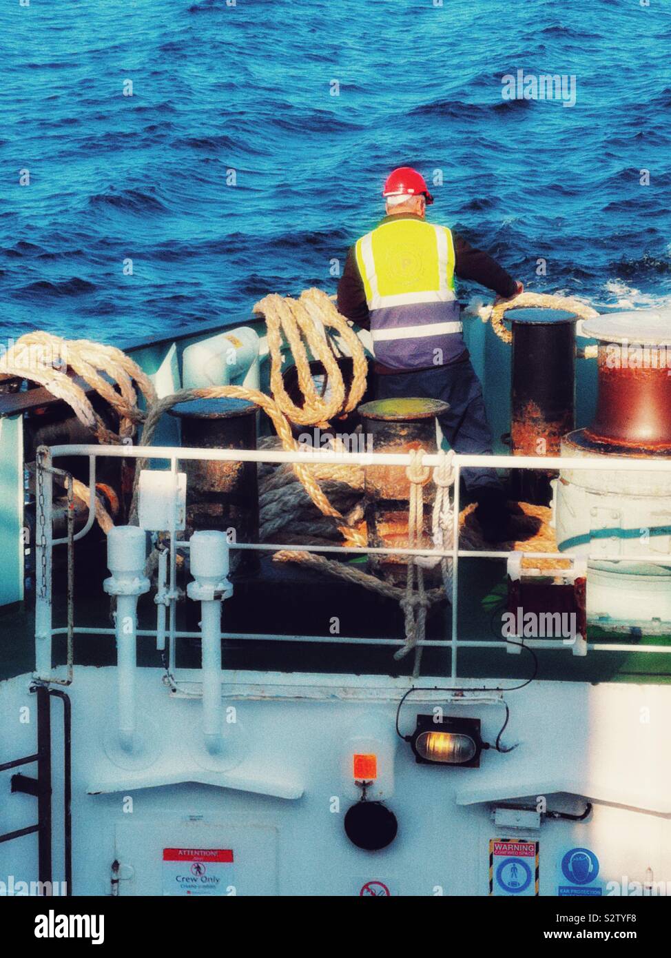 Lavoratore di traghetto sul Caledonian MacBrayne traversata in traghetto il Minch da Tarbert a Isle of Harris a Uig sull'Isola di Skye in Scozia - Immagine stock catturata con smartphone