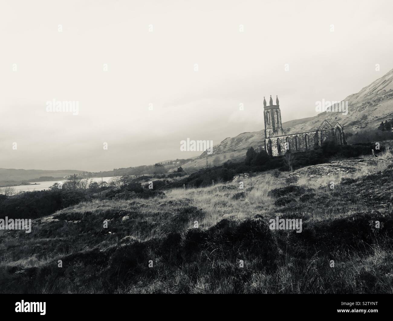 Campagna irlandese scena, Dunlewey Chiesa, County Donegal, Irlanda. Foto Stock