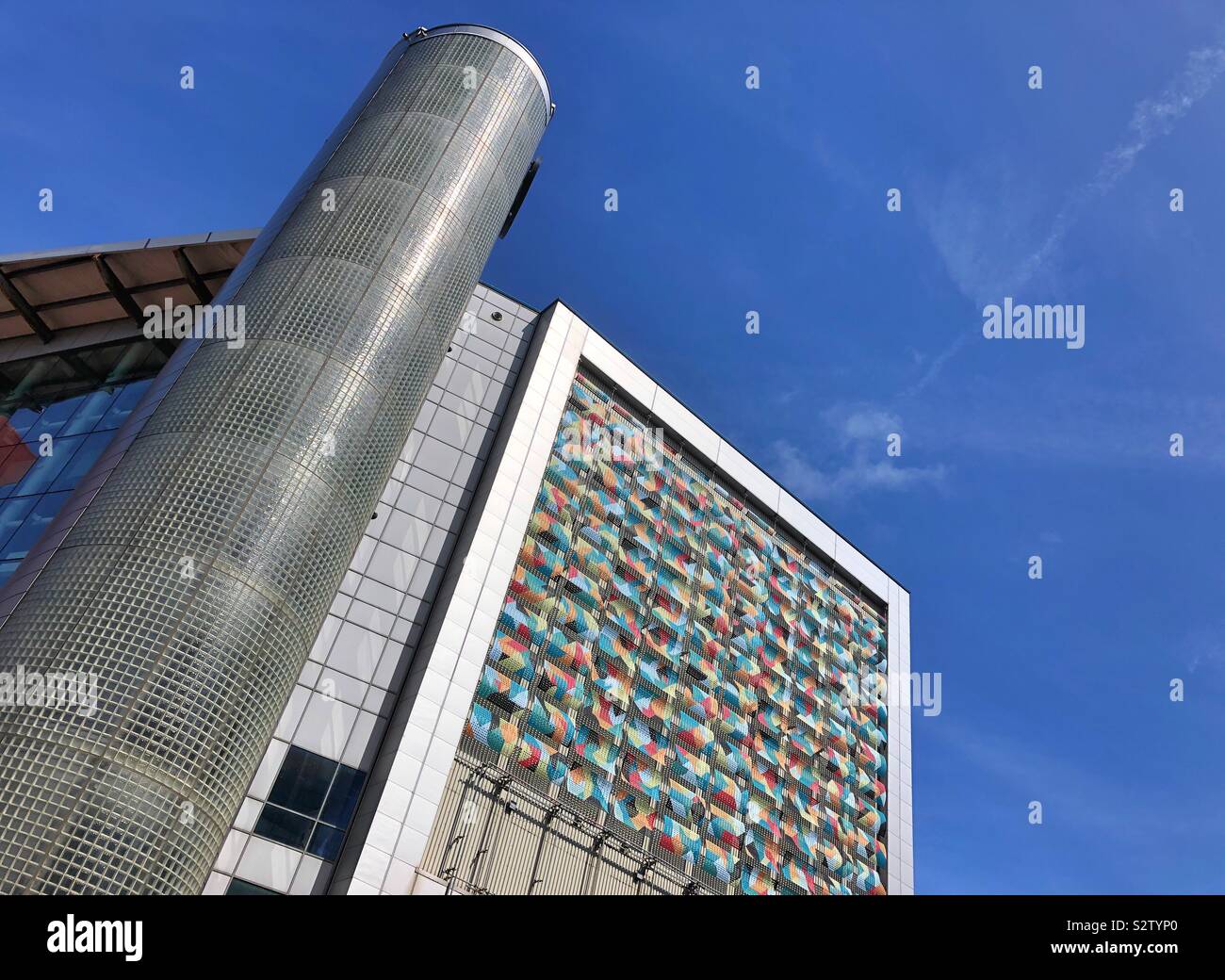 Vue Cinema edificio, Cardiff, contro un cielo blu. Foto Stock